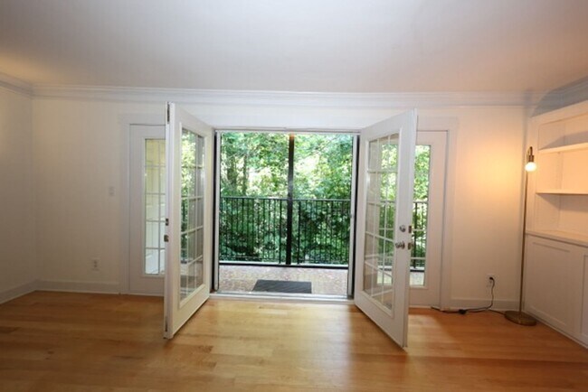 Foto del edificio - 2 Bedroom Condo in Buckhead for RENT!!! (Garden Brook at Peachtree Hills)