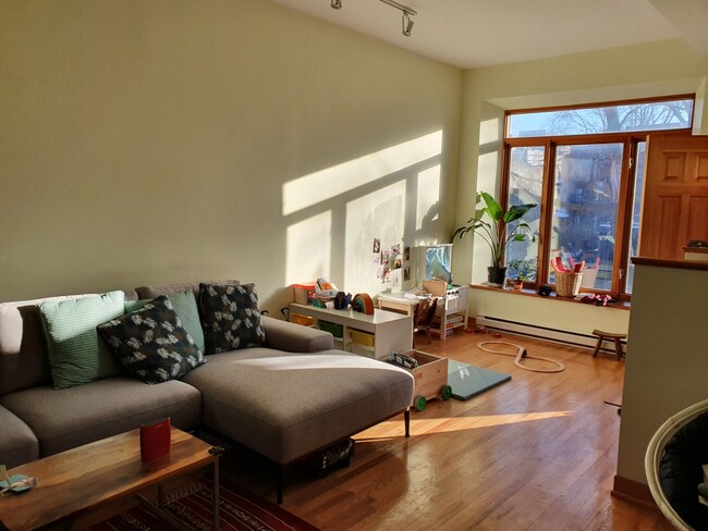 Building Photo - 4087 Av Laval