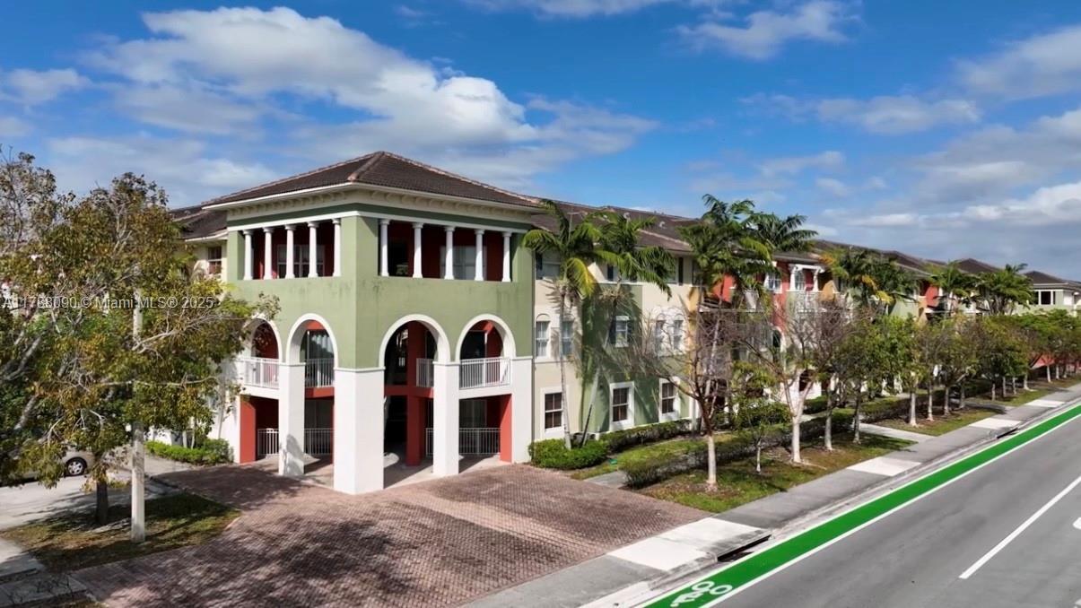 Foto principal - 11002 NW 83rd St