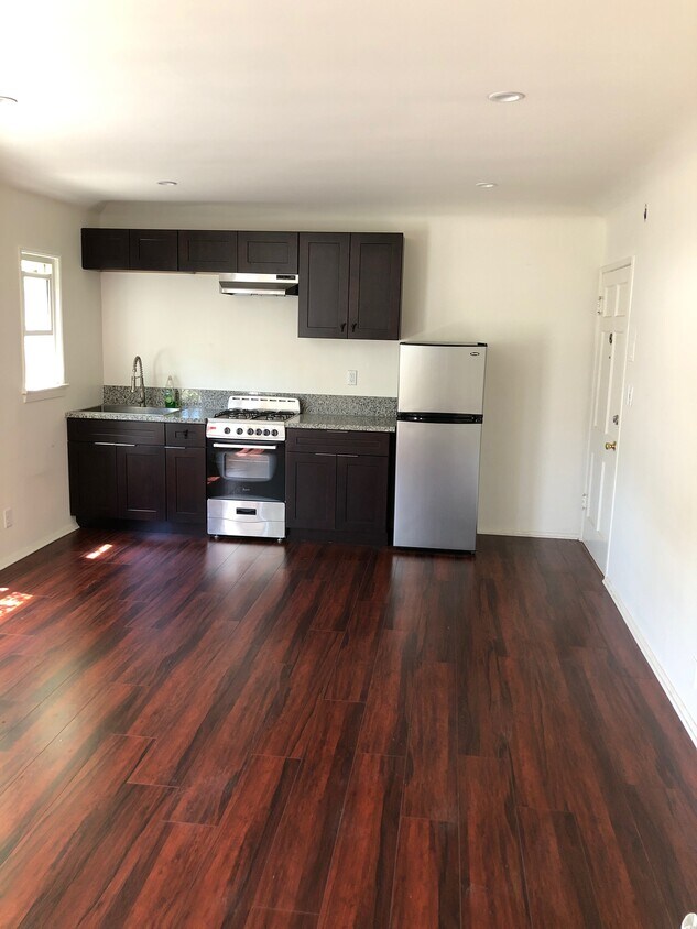 Primary Photo - 1032 S Redondo Blvd