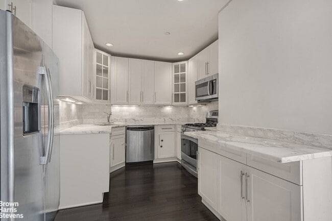 Building Photo - NO FEE! 3BR/3BA + PRIVATE OUTDOOR SPACE