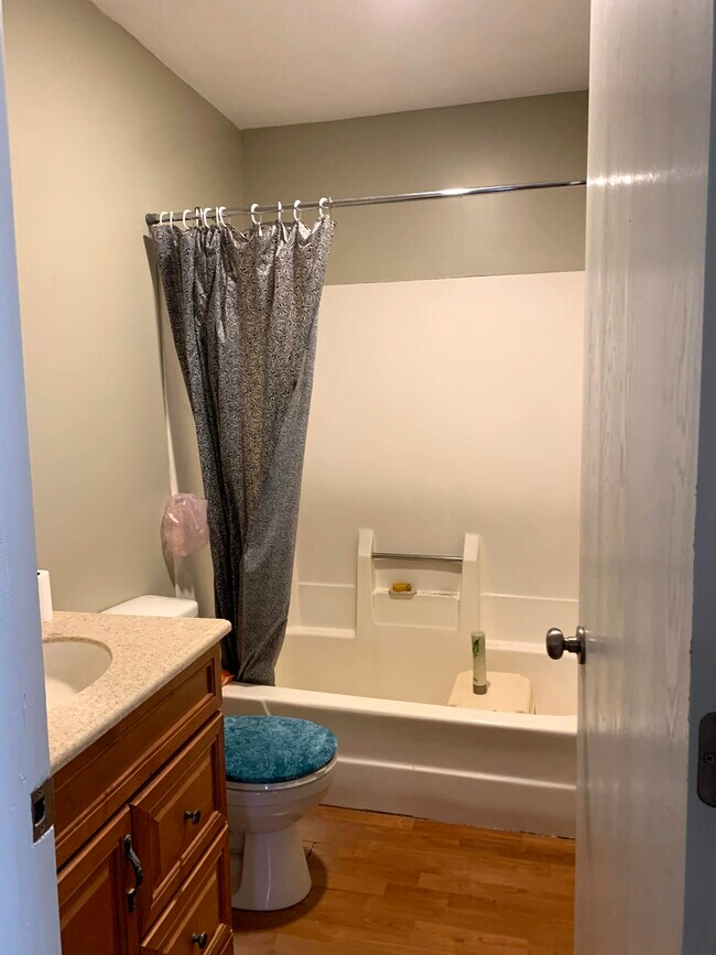 full bathroom - 635 Osgood Ave