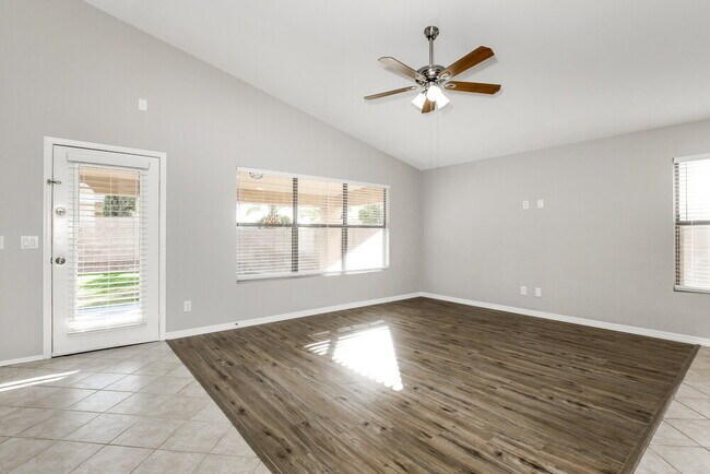Foto del edificio - 6525 W Behrend Dr