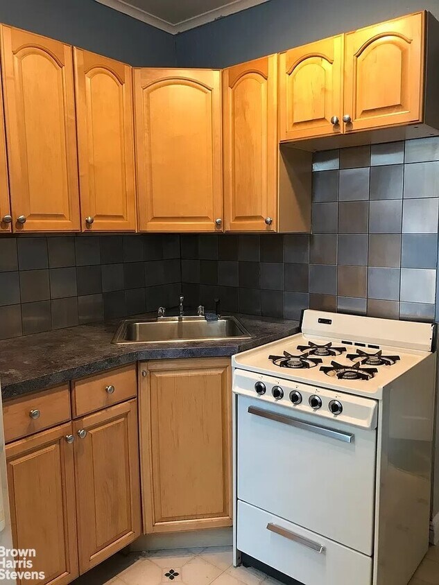 Primary Photo - Charming One Bedroom-Prime LIC-NO FEE