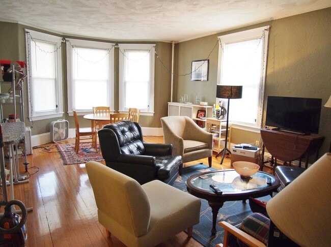 Brighton 4 Bed 2 Bath available 9/1 - Brighton 4 Bed 2 Bath available 9/1 House