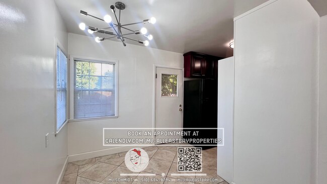 Foto del edificio - Beautiful 3 bedroom home with large backyard and garage