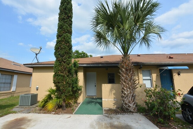 East Orlando 3/2 duplex. TILE FLOORS, Fresh paint, community pool! - East Orlando 3/2 duplex. TILE FLOORS, Fresh paint, community pool! House
