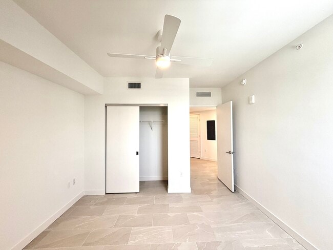 Building Photo - 1910 NW 1st Pl