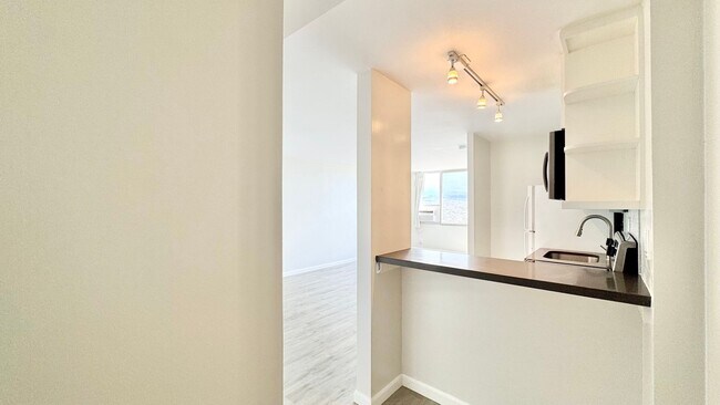 Foto del edificio - RENOVATED, PENTHOUSE VIEWS - Studio Unit i...