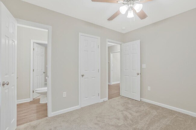 Foto del edificio - 2148 Green Forrest Dr