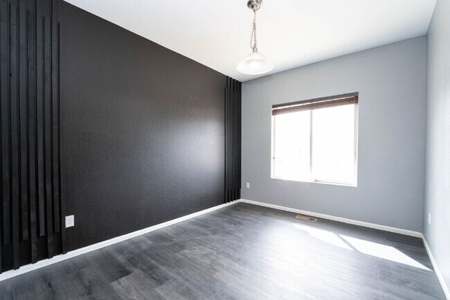 Building Photo - 575 Solano Dr