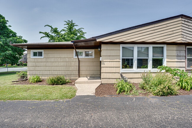 Building Photo - 637 Barnsdale Rd
