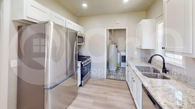 Foto del edificio - 3725 E Flower St