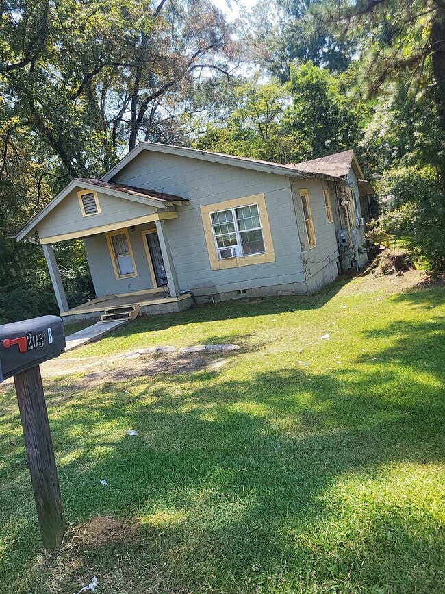 Building Photo - 203 Treehaven Dr