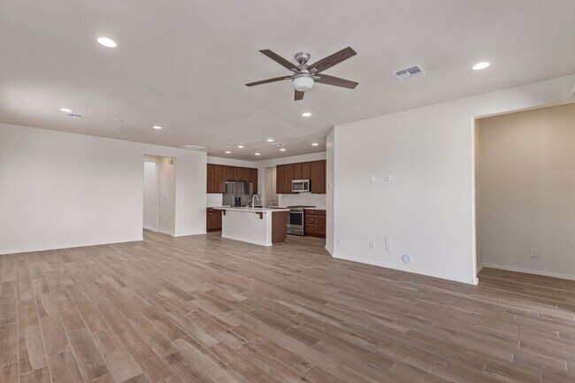 Foto del edificio - GATED COMMUNITY 5 bed/3.5 bath DOWNSTAIRS ...