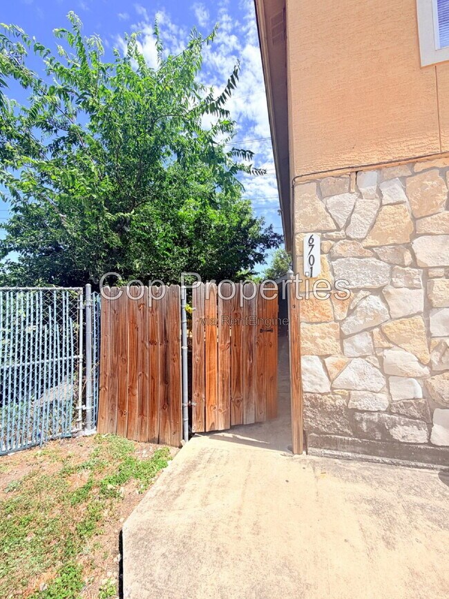 Foto del edificio - 6701 Brothers Ln