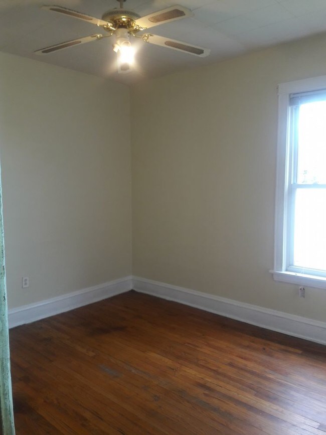 Building Photo - 1852 W 58th St