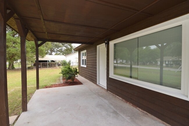 Building Photo - Nicely Updated 3 Bedroom House with Fully Fenced Yard