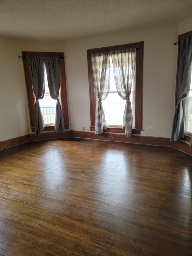 Living room - 629 N Main St