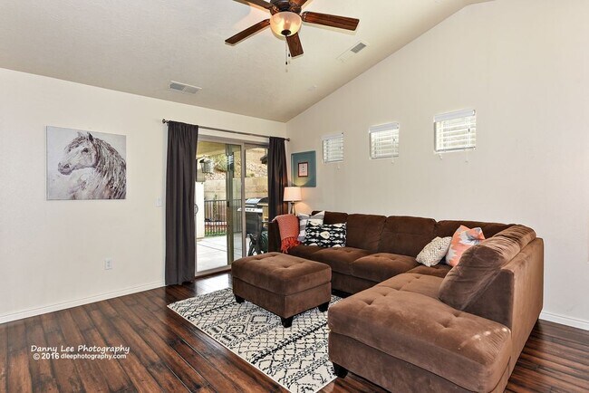 Building Photo - 2605 E Hilltop Ledge Dr