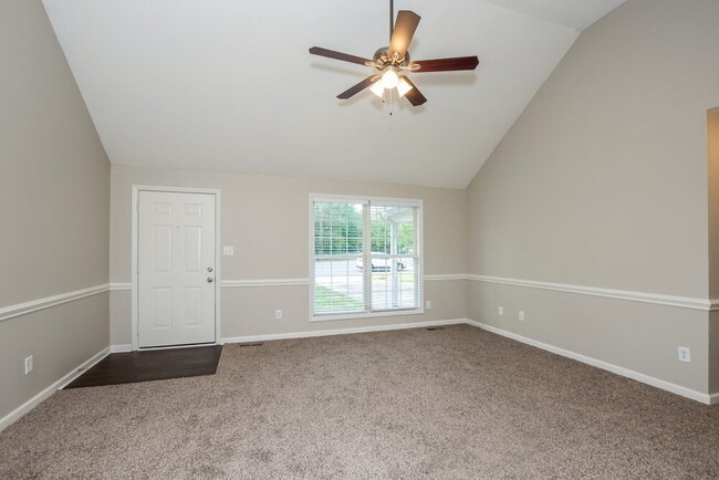 Foto del edificio - 544 Basswood Way