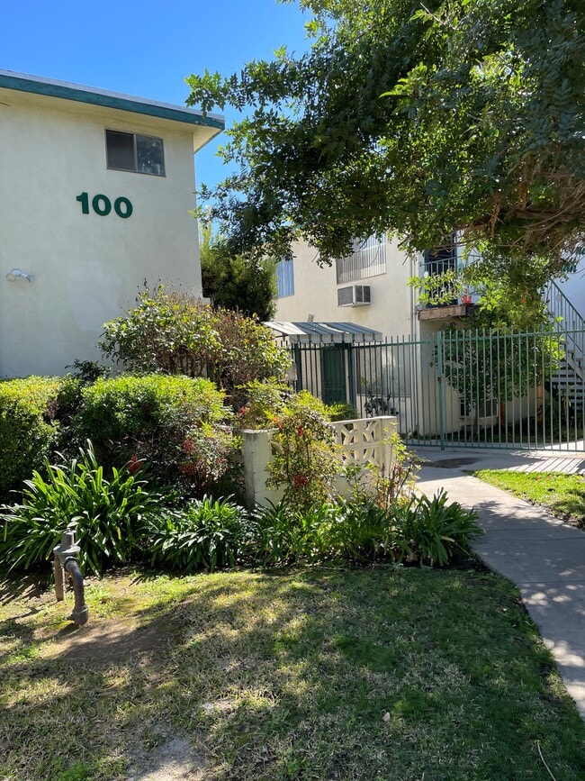 Building Photo - 100 S Altadena Dr