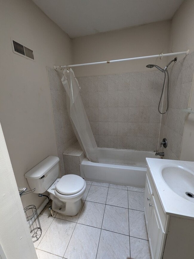 Building Photo - Spacious Home - West Philadelphia