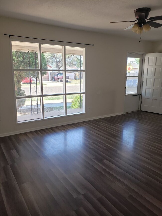 Building Photo - Cozy 3 Bed Home! Highland School District!