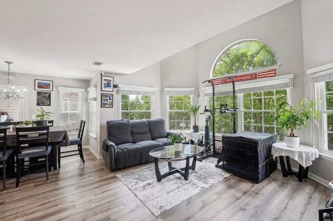 Building Photo - Discover comfort and style in the sought-a...