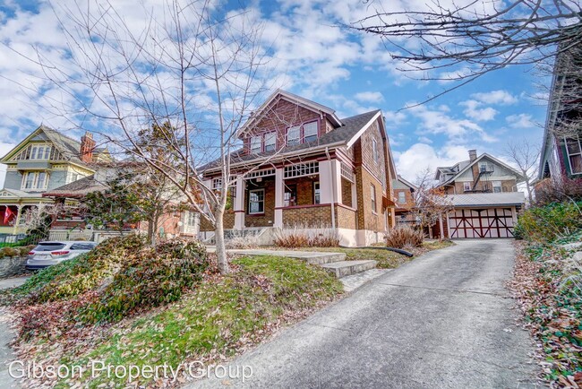 Building Photo - 2 br, 1.5 bath House - 3310 Bishop St