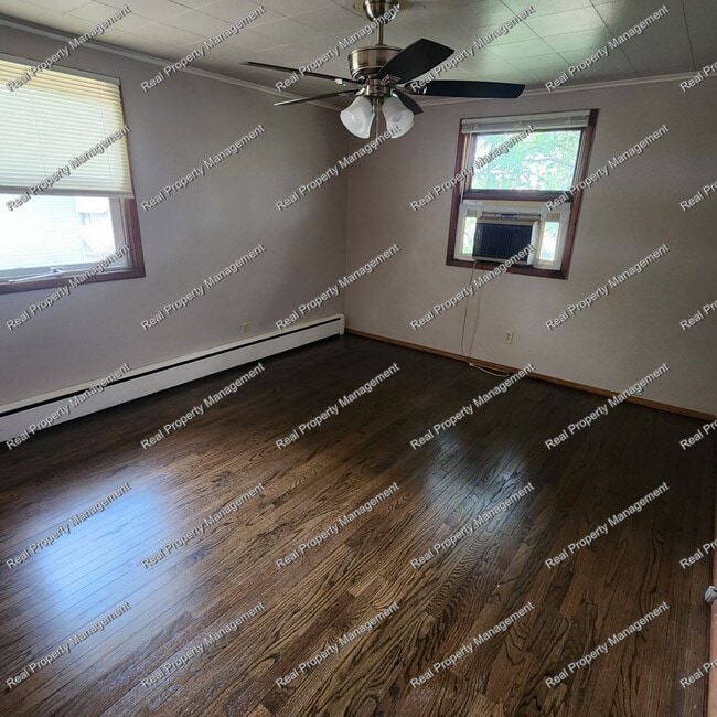 Building Photo - Updated Large One Bedroom