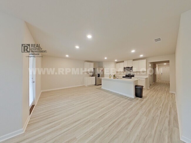 Building Photo - Home with Privacy Fence, Community Pool, and Pet-Friendly Comfort!