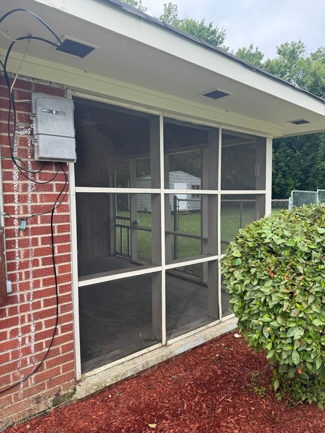 Building Photo - ** 3 Bed 1 Bath Located in Montgomery Heig...