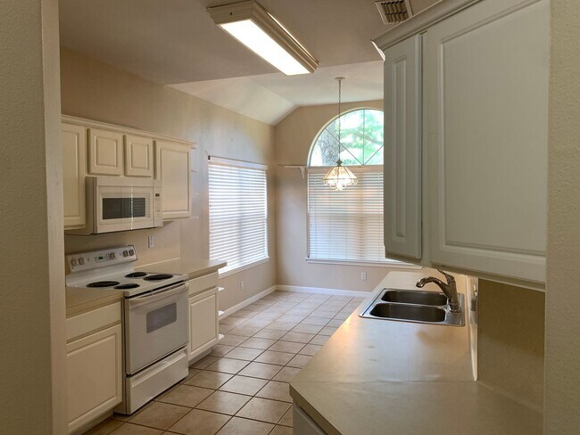 Foto del edificio - 3/3/2 in Rivertree / Wood Burning Fire Place / Covered Back Patio / Tons of Community Amenities /...