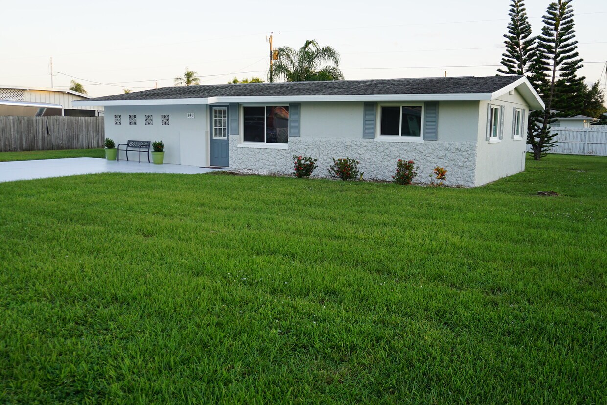 Foto principal - 843 E 6th St