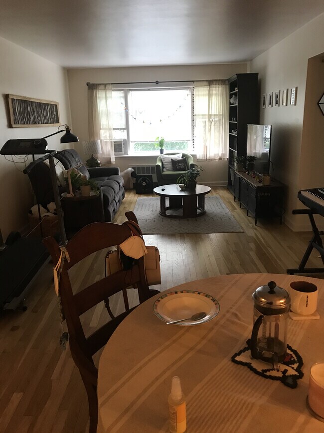 Looking west into living room - 700 E Henry Clay St