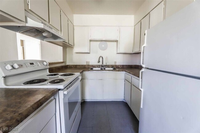 Building Photo - 1400 E Mesquite Ave