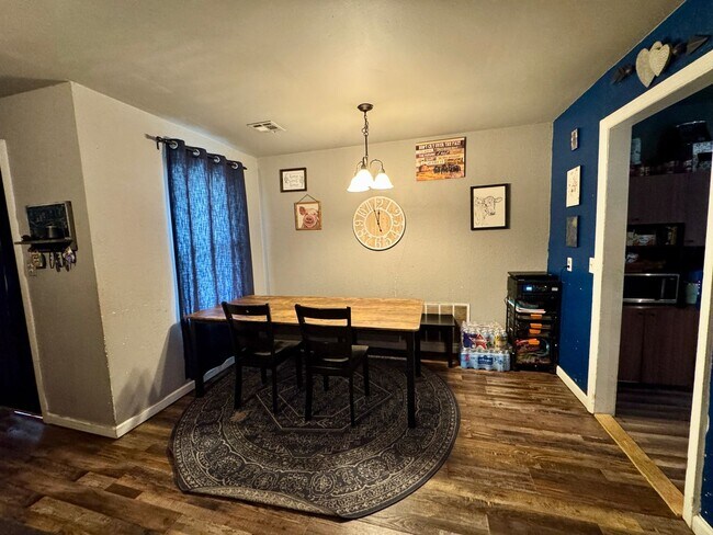 Foto del edificio - Three Bedroom Home with Privacy Fenced Yard