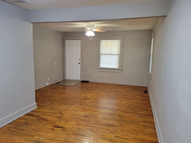 Building Photo - 4 Bedroom 2 Bathroom! $1100!