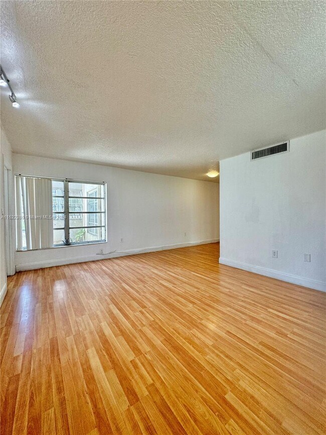 Foto del edificio - 1850 NE 169th St