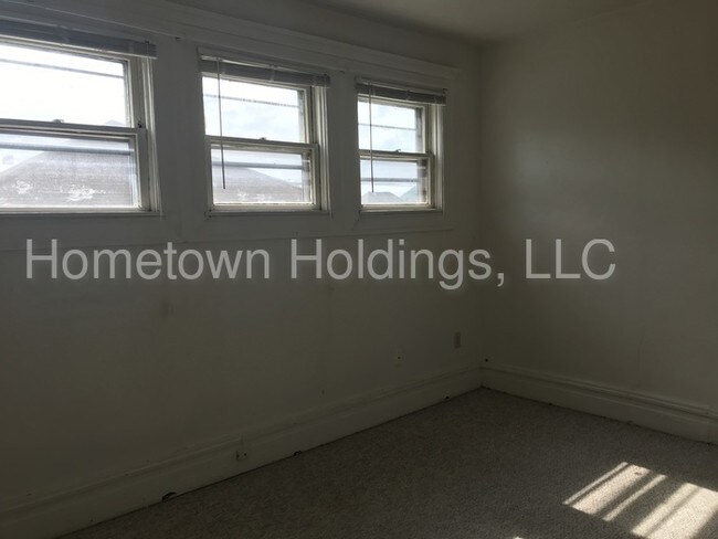Building Photo - SW Roanoke Apartment