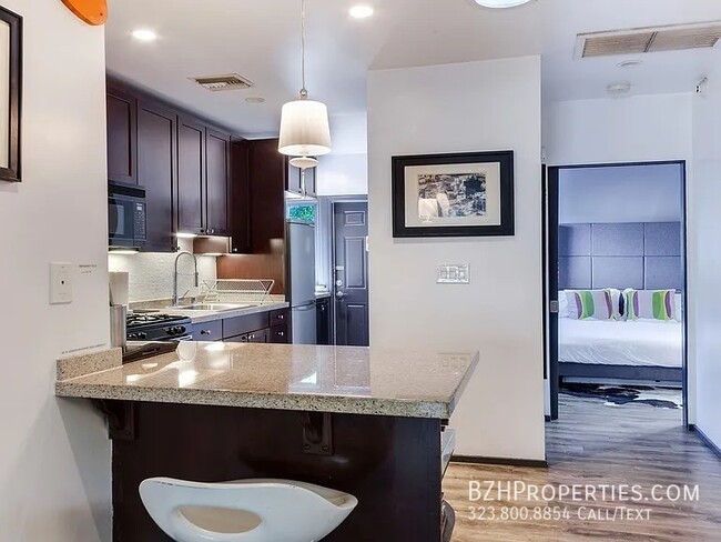 Building Photo - Modern 2-Bed, 2-Bath with a Huge Private Y...