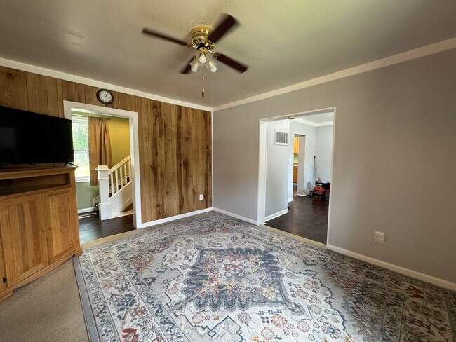 Building Photo - Charming 2 Bed 1.5 Bath Single Family Home...