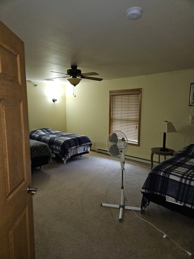 Primary bedroom - 4984 Service Dr