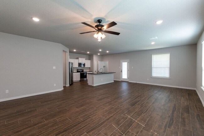 Building Photo - RENT REDUCTION - AVAILABLE NOW!
