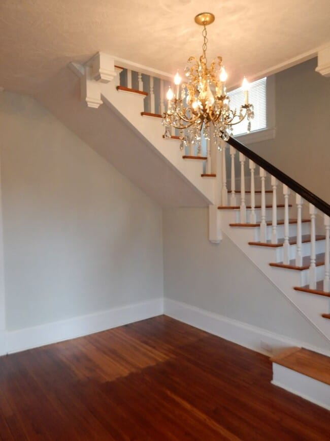 Building Photo - Spacious 3 BR home in Old SW, close to YMC...