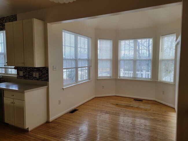 Foto del edificio - Amazing 4 BR/3.5 BA Single-Family Home in ...