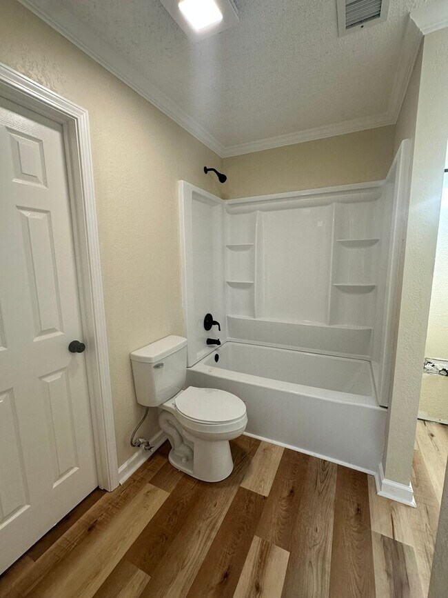 Foto del edificio - 3 Bed/2 Bath Home- Under Renovations