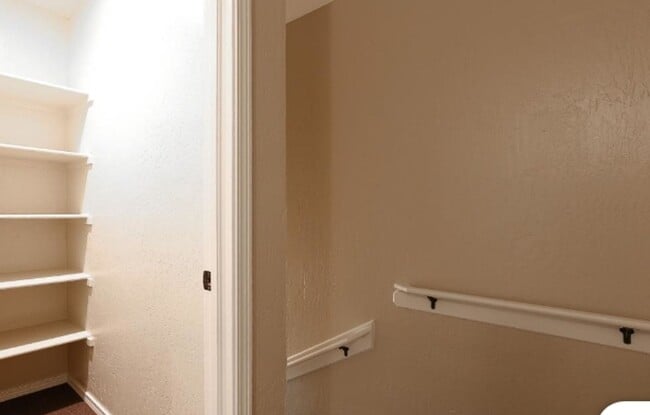 Building Photo - Center Way Apartments 2BDR - 1 BATH