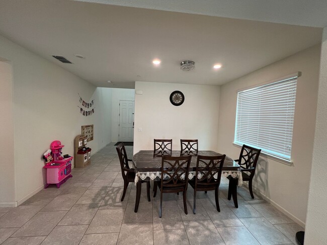 Building Photo - 4 Bedroom in Somerset Ranch Community!